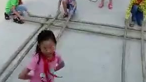 学生跳竹竿舞